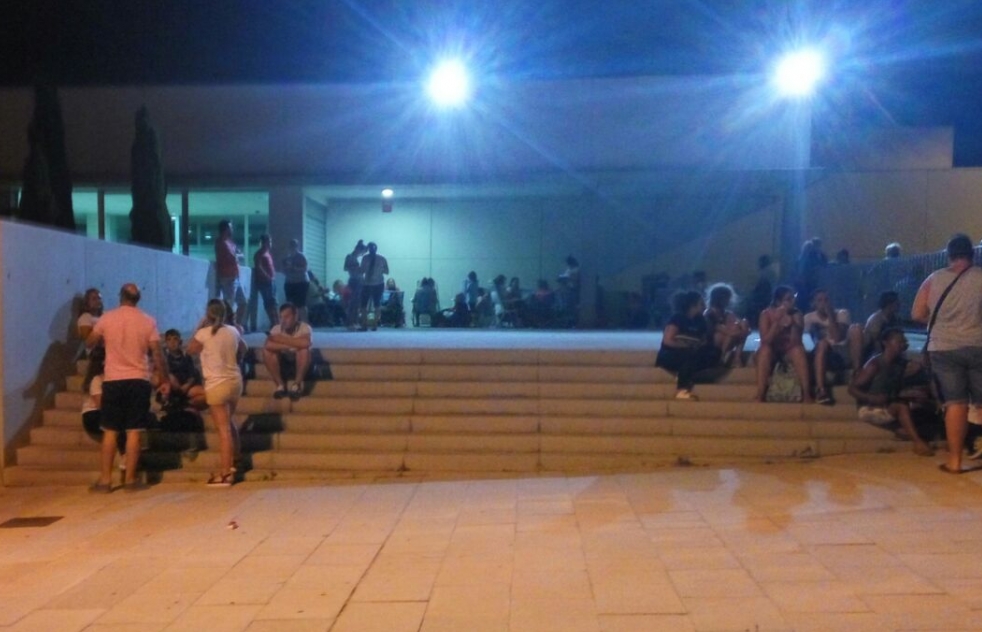 Cientos de personas hacen cola toda la noche para comprar un bono de la piscina de San Juan