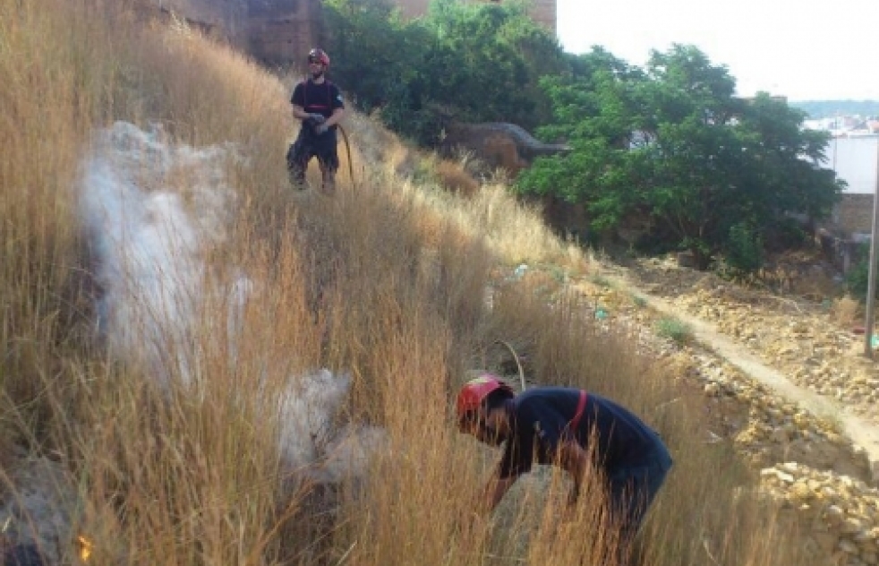 Los bomberos realizan quemas controladas de pastos para prevenir incendios