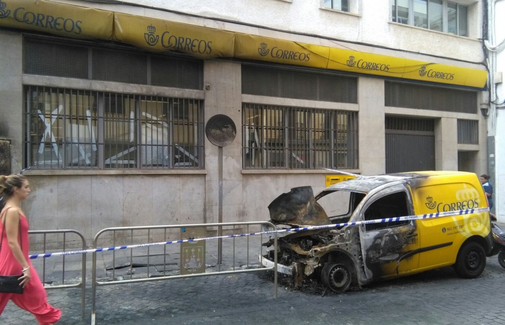 Un incendio quema un coche de Correos y obliga al cierre de la oficina central