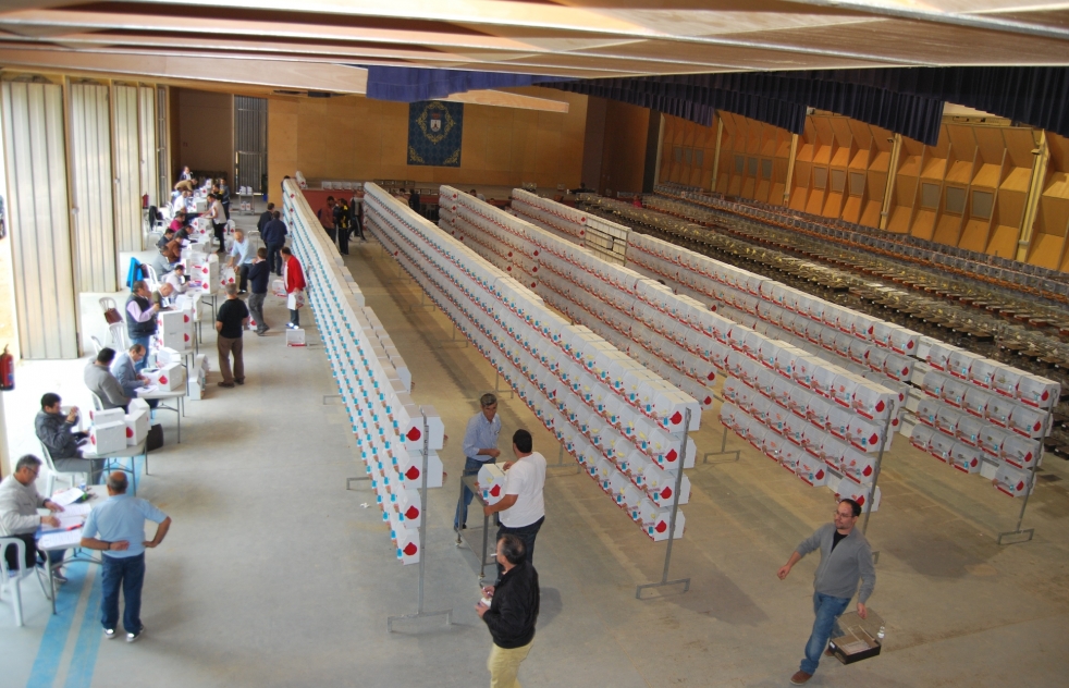 El concurso ornitolgico de Alcal se supera con 3.600 pjaros en exposicin