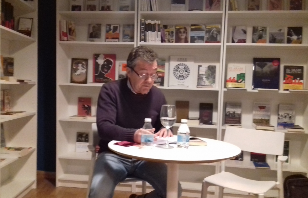 El poeta Javier Salvago, en la librera Trmino