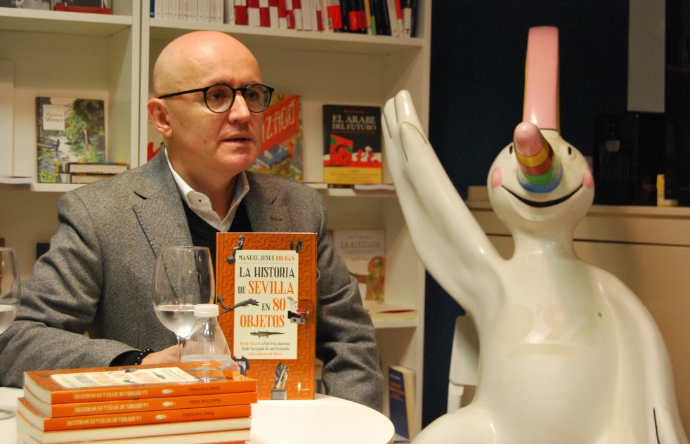 Manuel Jess Roldn y sus ochenta objetos, en la librera Trmino